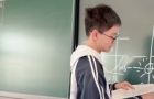腼腆男孩第一次站上讲台，“老师，我有个不同的方法！”，好的课堂是让学生敢提不同见解！